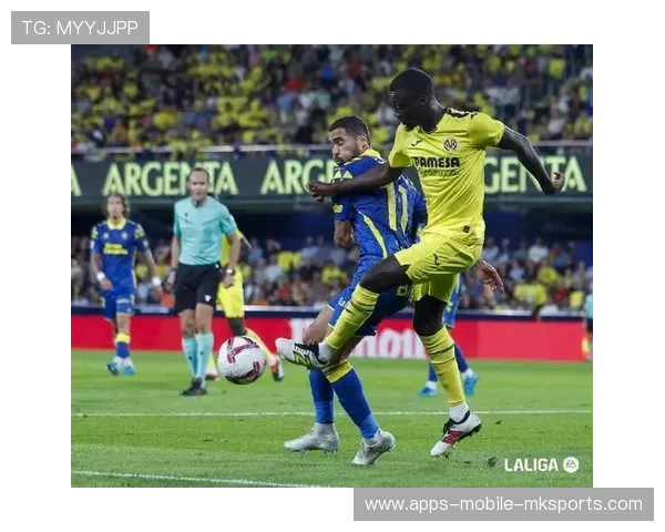 西甲巴萨右路传中精准,头球终结得分的致胜艺术